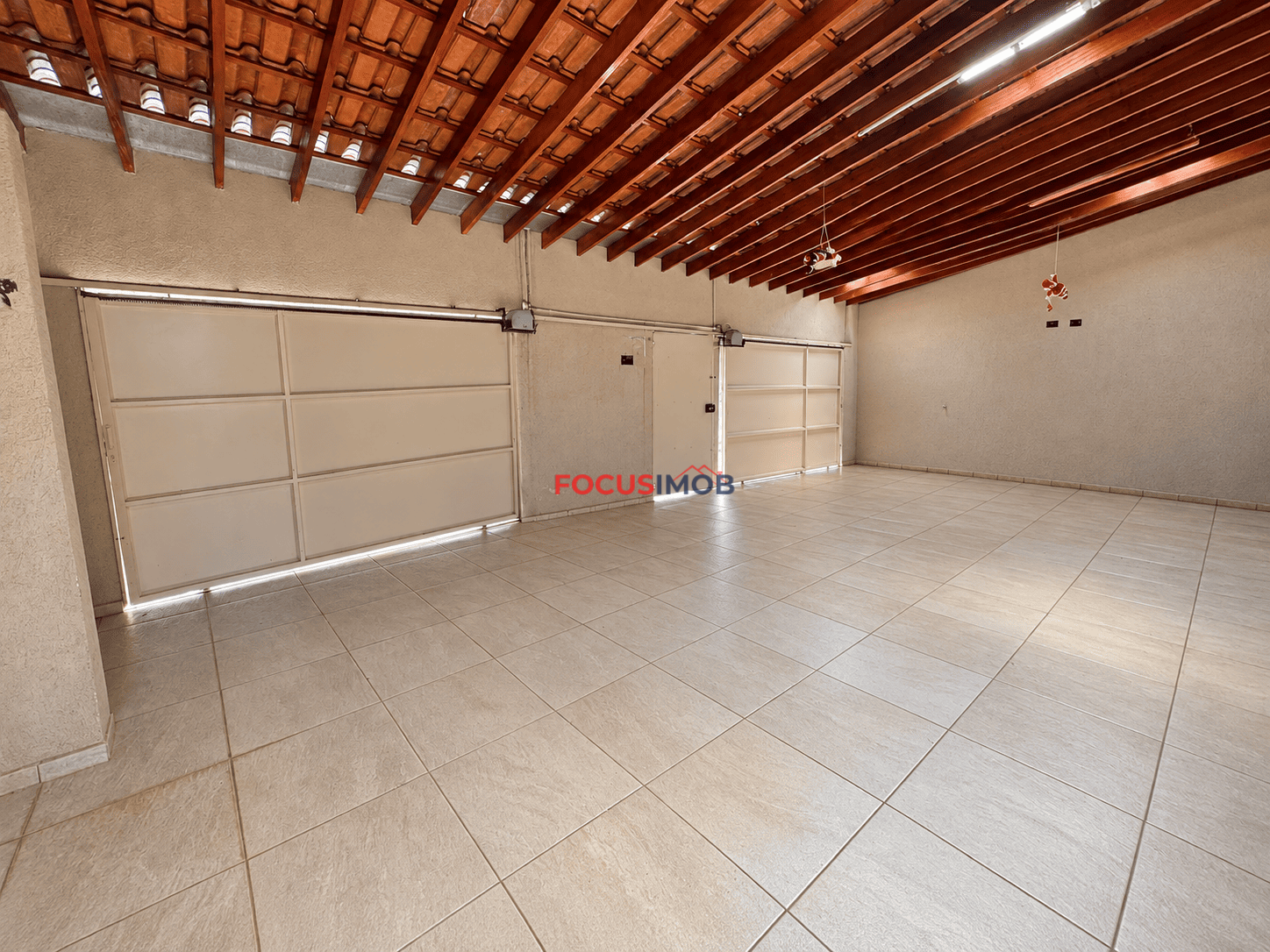Casa com 3 Quartos, Closet e Garagem para 3 Carros – Jardim Itacolomy