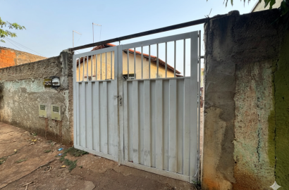Terreno com casa antiga para reforma ou demolição em rua principal do Jd Novo II