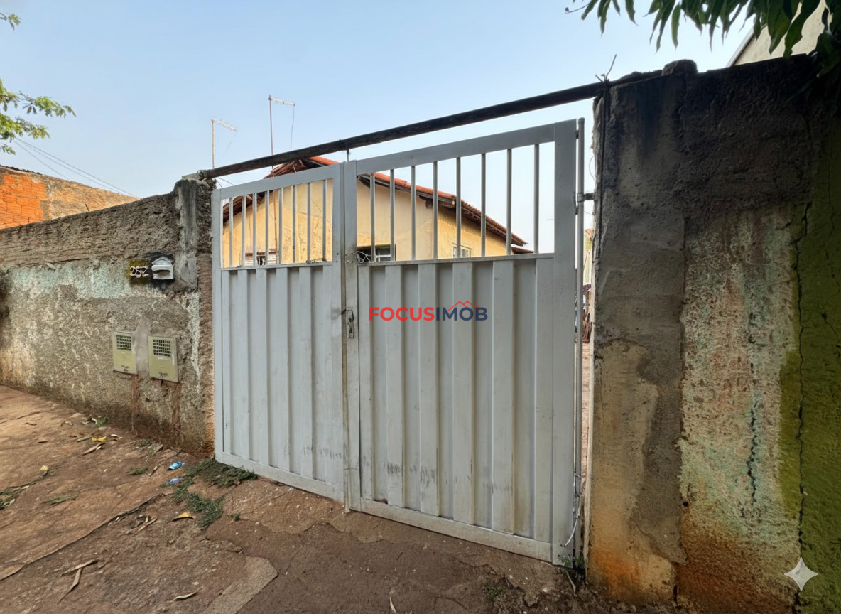 Terreno com casa antiga para reforma ou demolição em rua principal do Jd Novo II