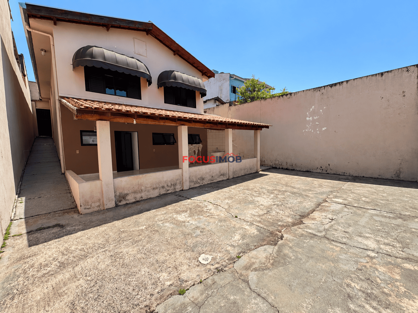 Casa com 3 Quartos, Closet e Garagem para 3 Carros – Jardim Itacolomy