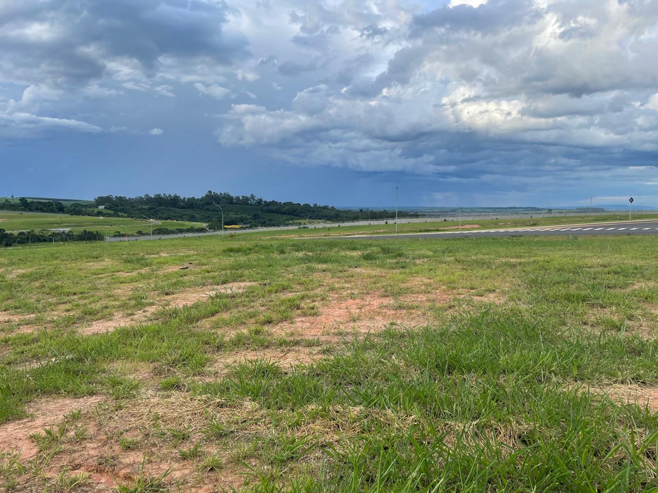 TERRENO NO CONDOMINIO RESIDENCIAL FLOR D`ALDEIA MOGI MIRIM ACEITA PERMUTA CARRO E UMA PARTE EM DINHEIRO