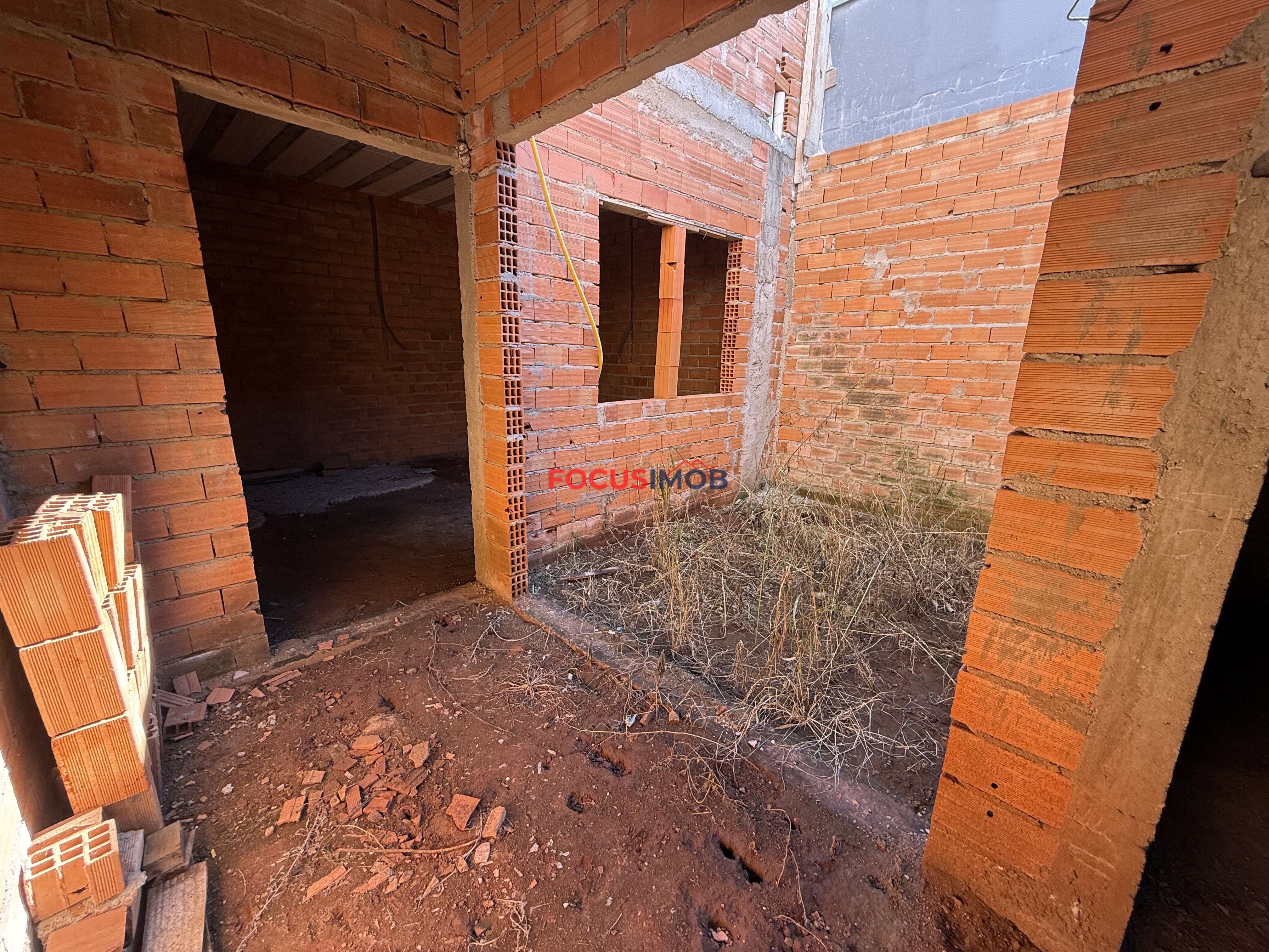 VENDE-SE – DUAS CASAS EM CONSTRUÇÃO NO MESMO TERRENO | BAIRRO SAKAIDA – MOGI GUAÇU/SP