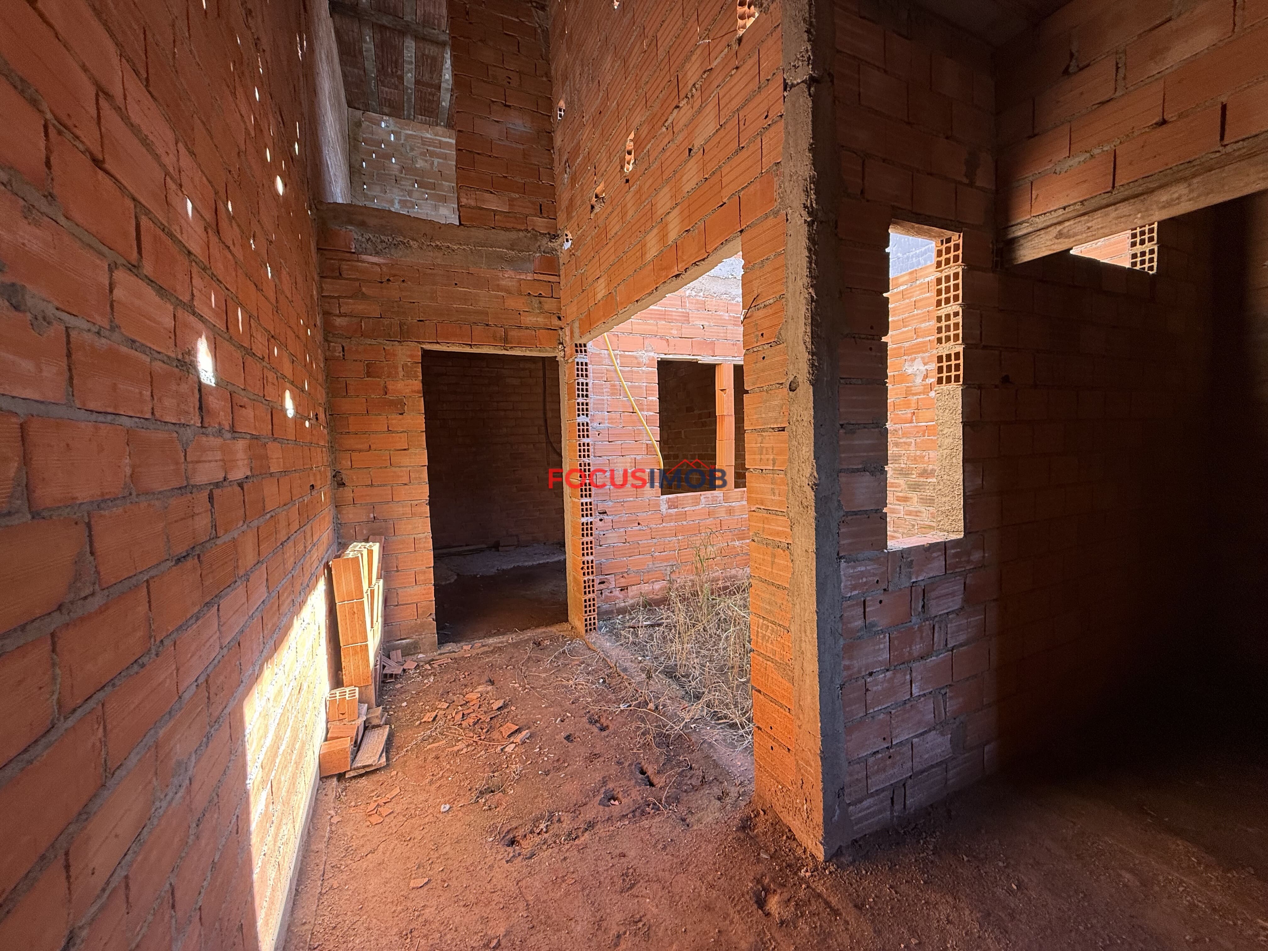 VENDE-SE – DUAS CASAS EM CONSTRUÇÃO NO MESMO TERRENO | BAIRRO SAKAIDA – MOGI GUAÇU/SP