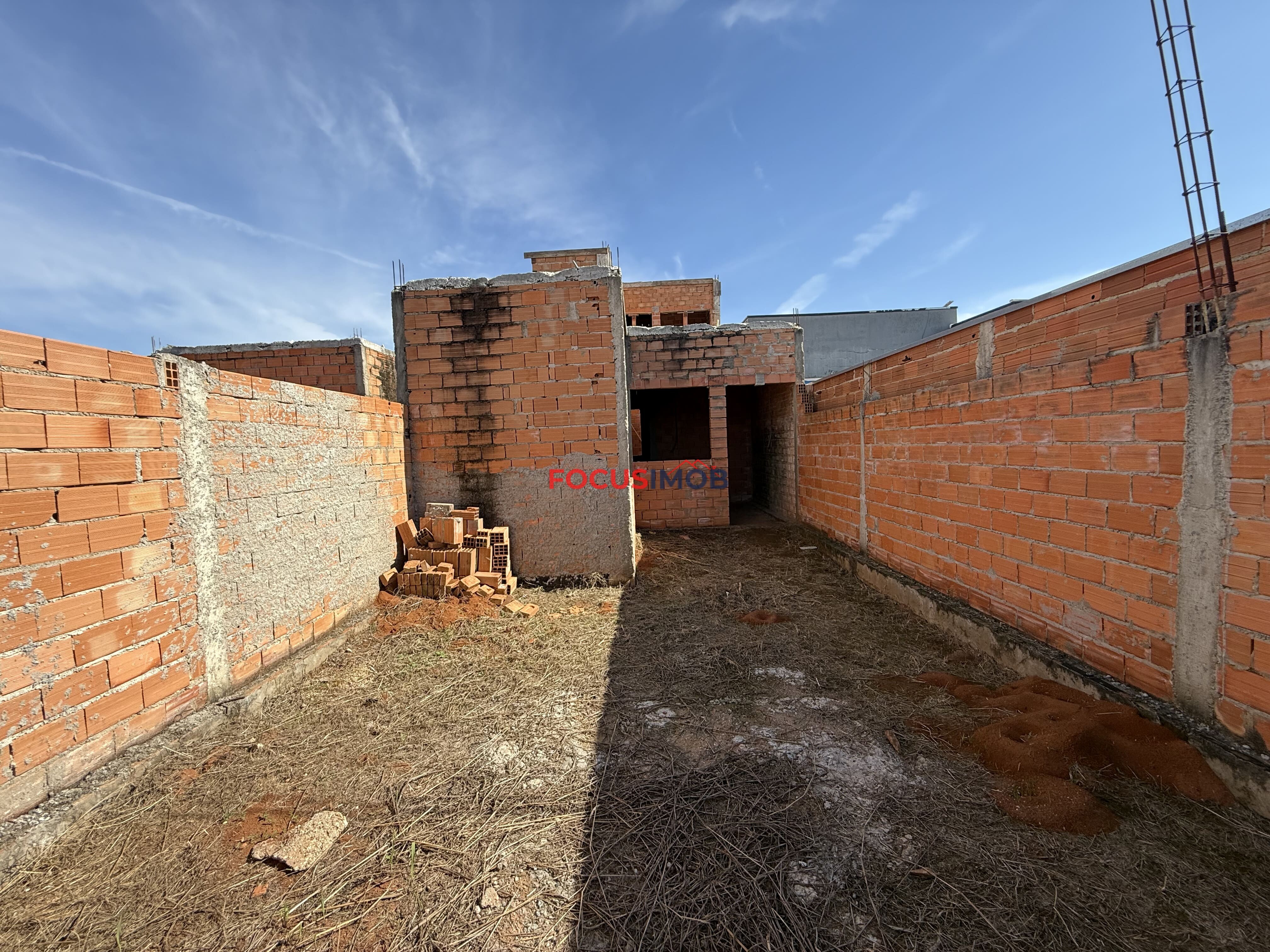 VENDE-SE – DUAS CASAS EM CONSTRUÇÃO NO MESMO TERRENO | BAIRRO SAKAIDA – MOGI GUAÇU/SP