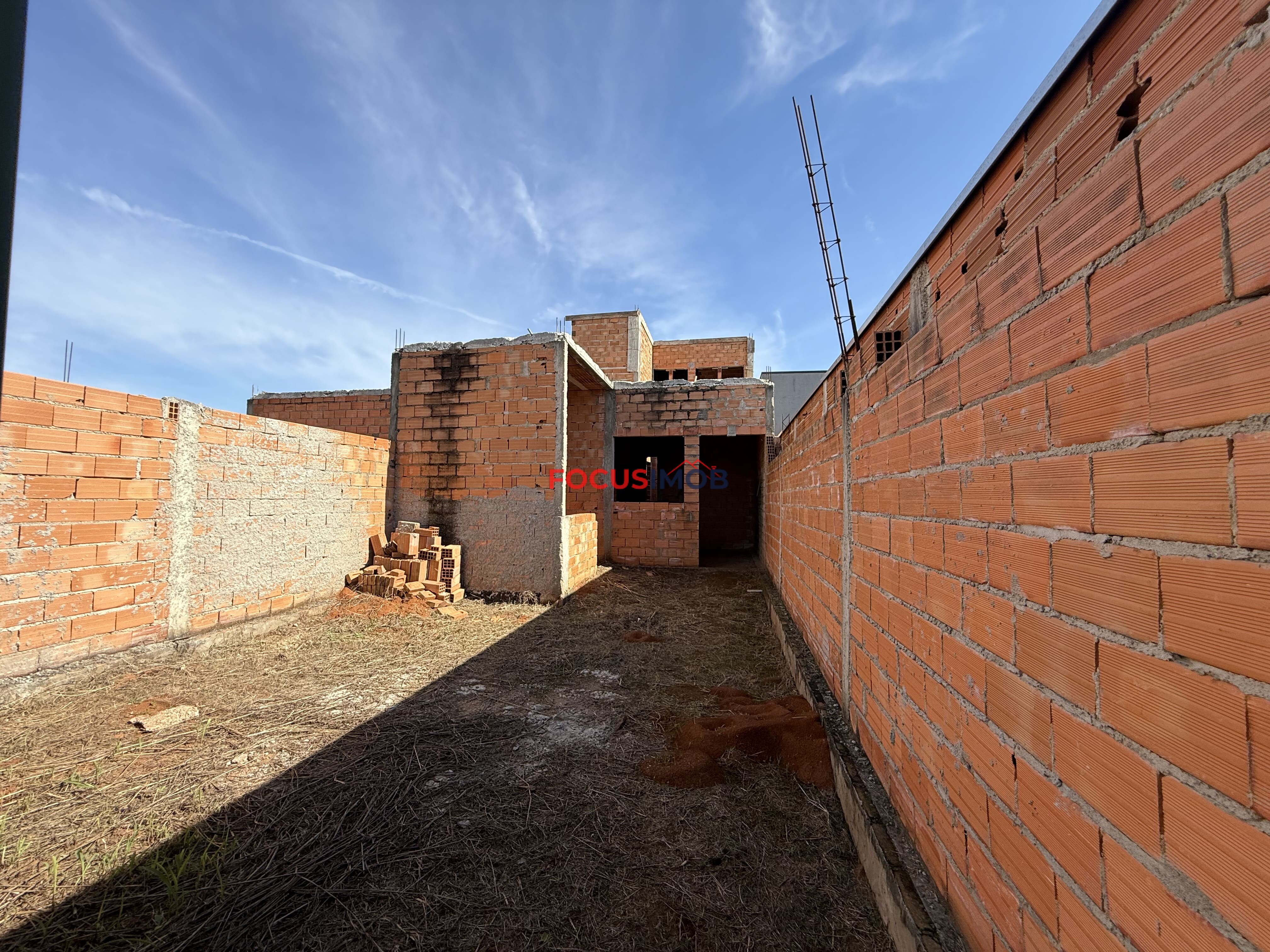VENDE-SE – DUAS CASAS EM CONSTRUÇÃO NO MESMO TERRENO | BAIRRO SAKAIDA – MOGI GUAÇU/SP