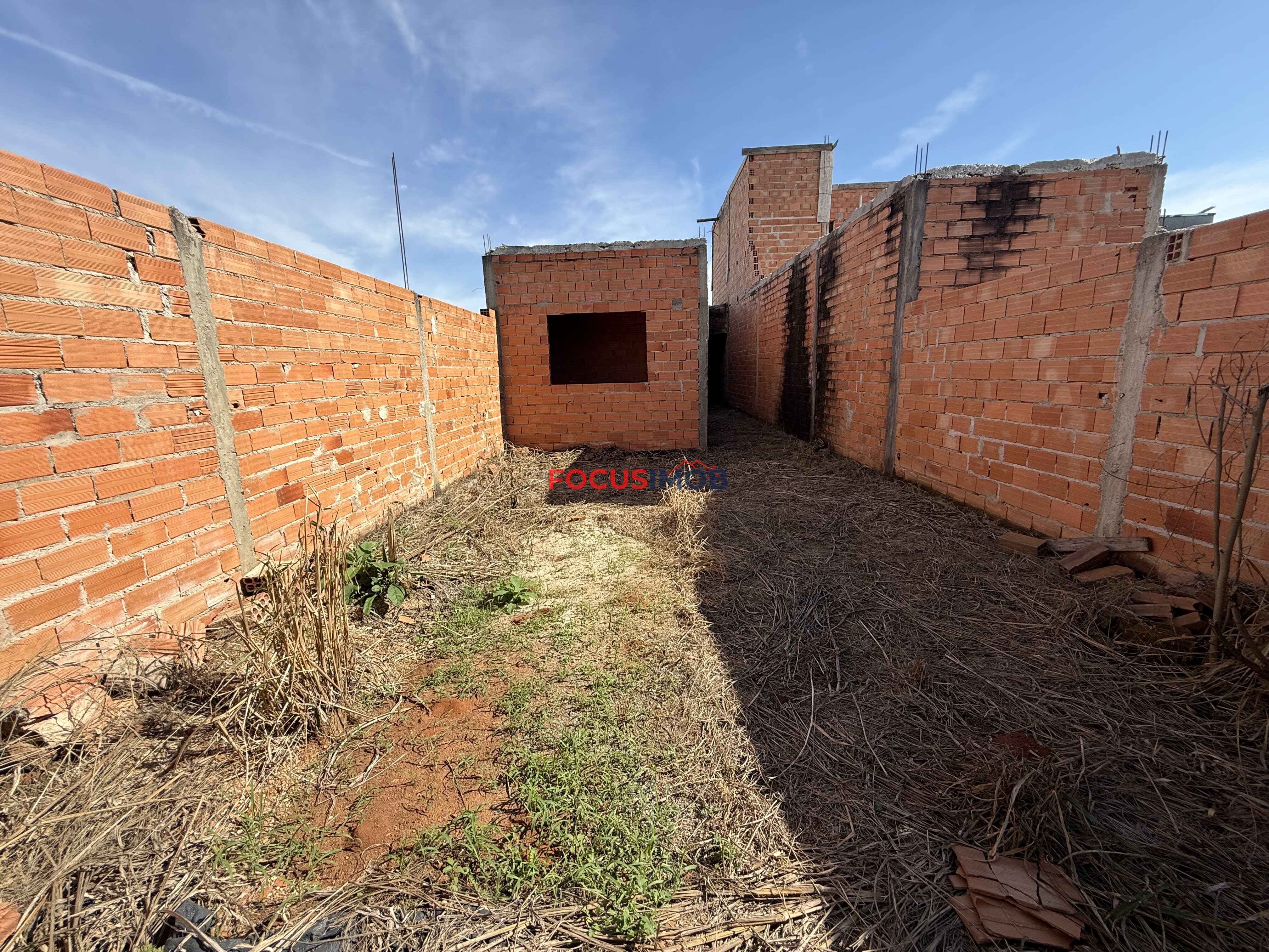 VENDE-SE – DUAS CASAS EM CONSTRUÇÃO NO MESMO TERRENO | BAIRRO SAKAIDA – MOGI GUAÇU/SP