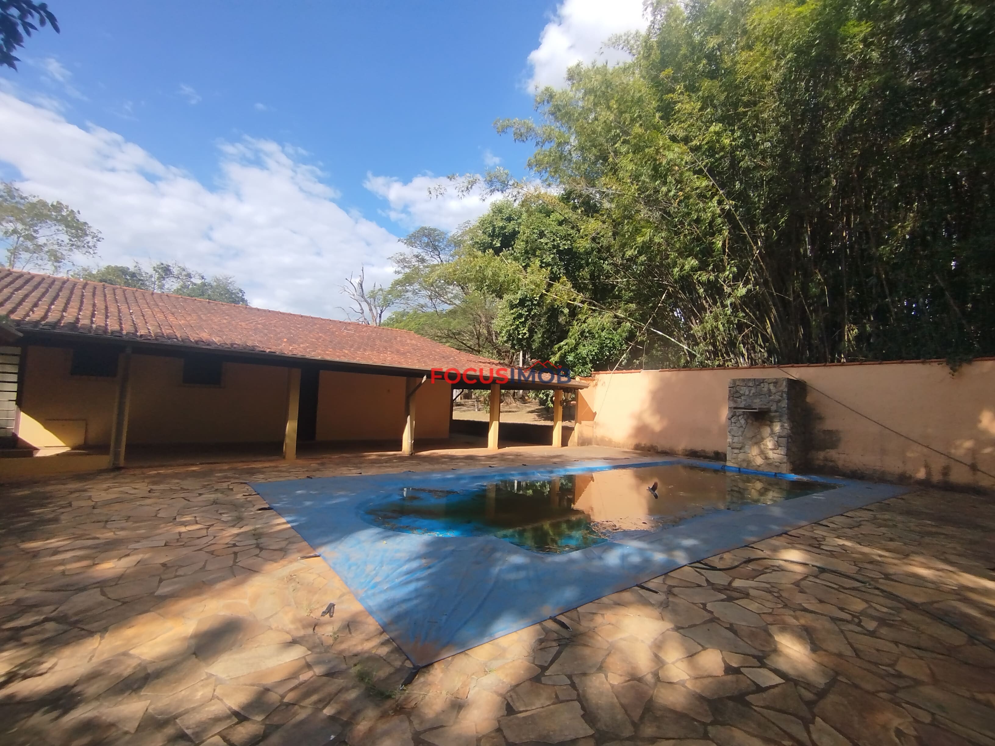 Sítio com casa colonial em excelente localização