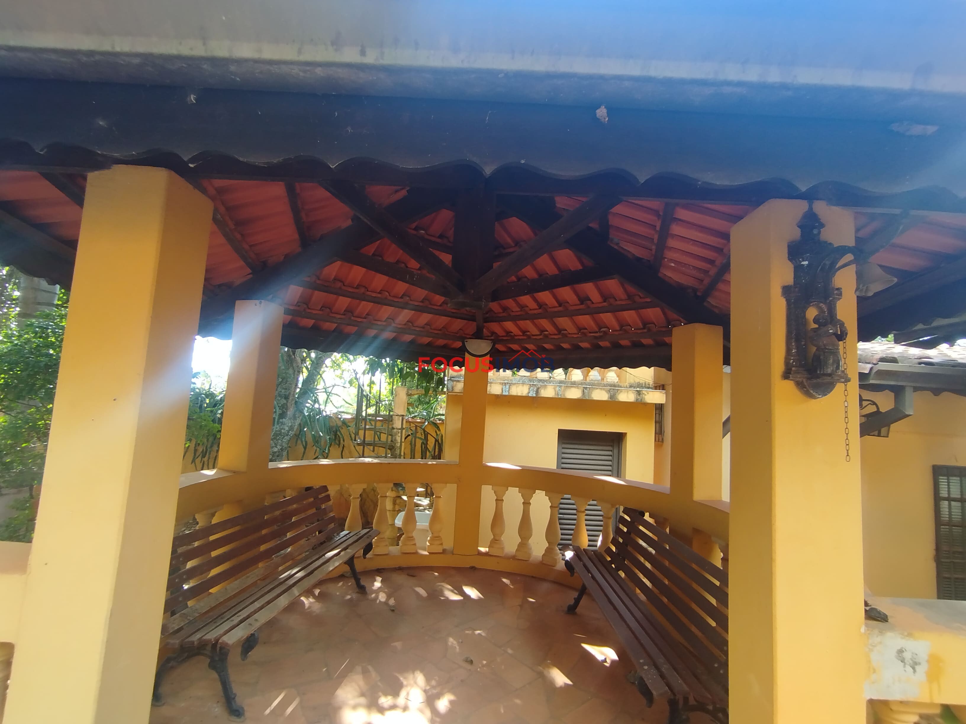 Sítio com casa colonial em excelente localização