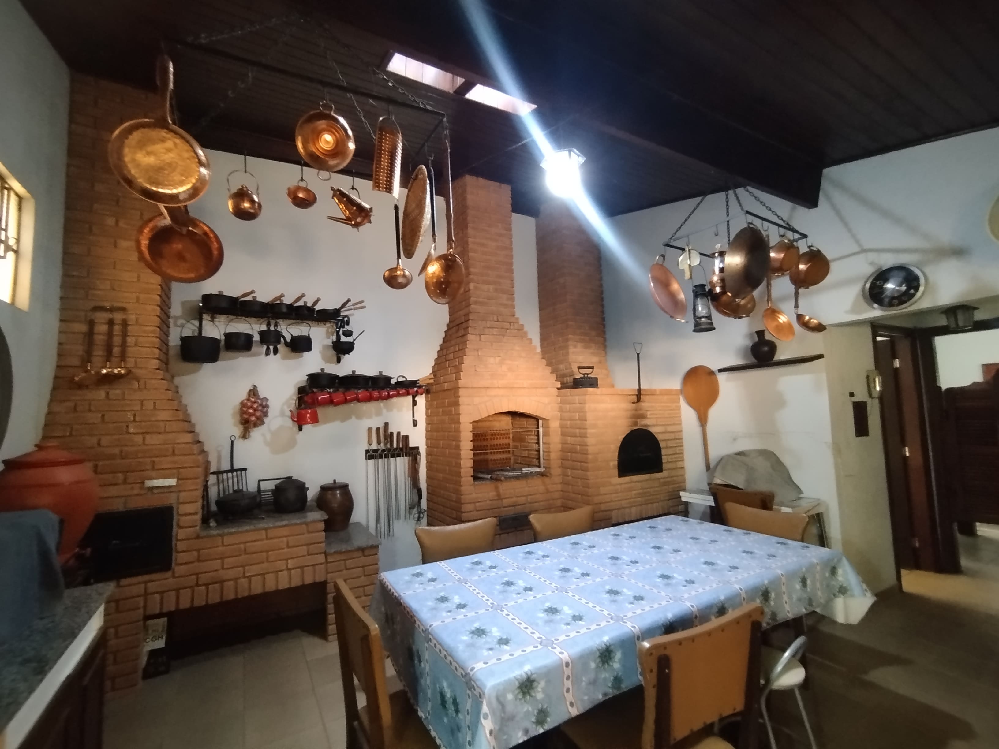 Sítio com casa colonial em excelente localização