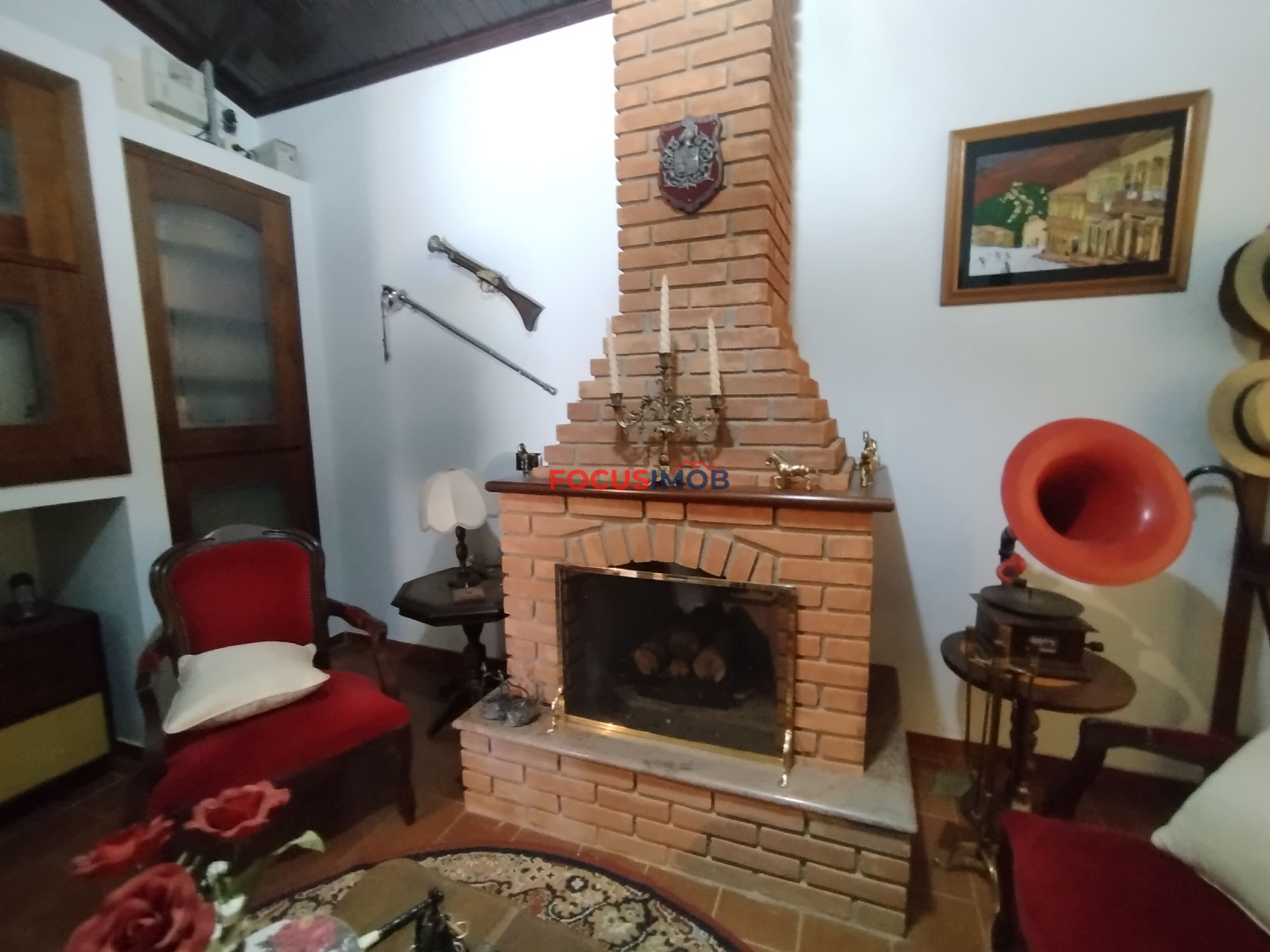 Sítio com casa colonial em excelente localização