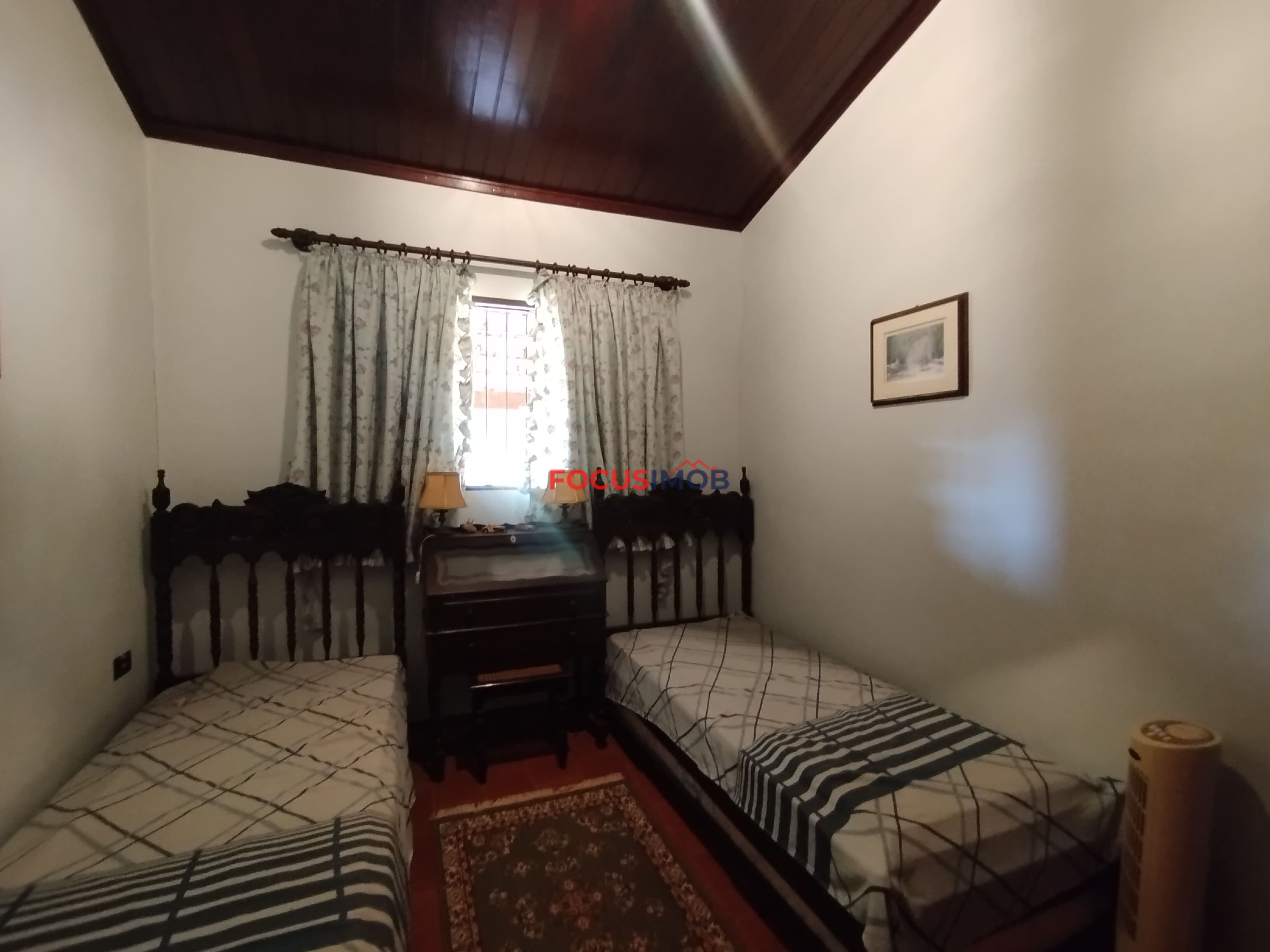 Sítio com casa colonial em excelente localização