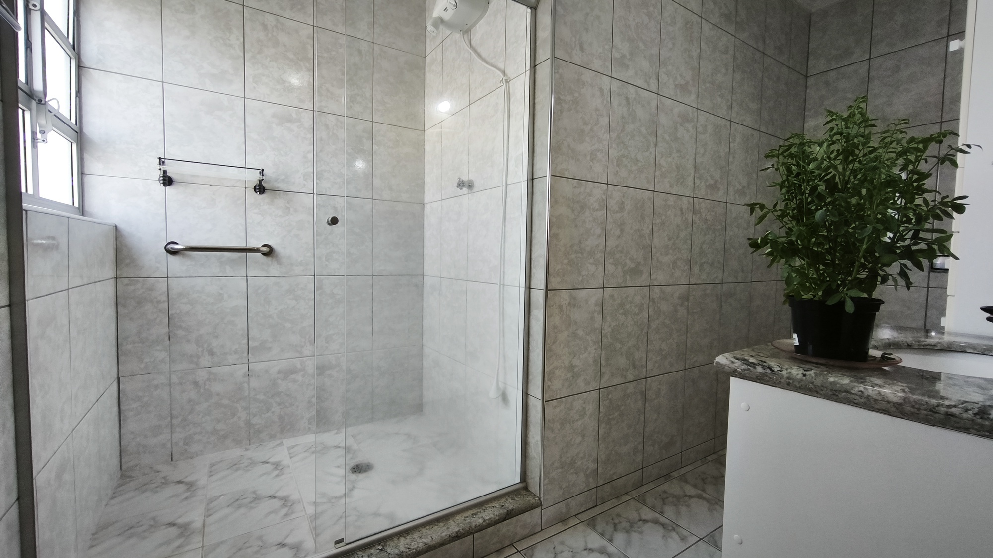 Apartamento Espaçoso e Arejado, com 3 Quartos (2 Suítes), próximo à Fonte Di Trevi, em Serra Negra!