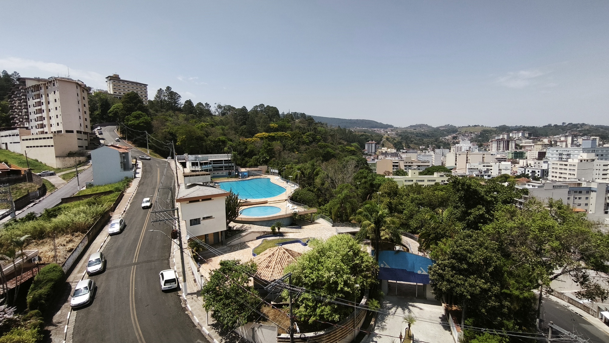 Apartamento Espaçoso e Arejado, com 3 Quartos (2 Suítes), próximo à Fonte Di Trevi, em Serra Negra!