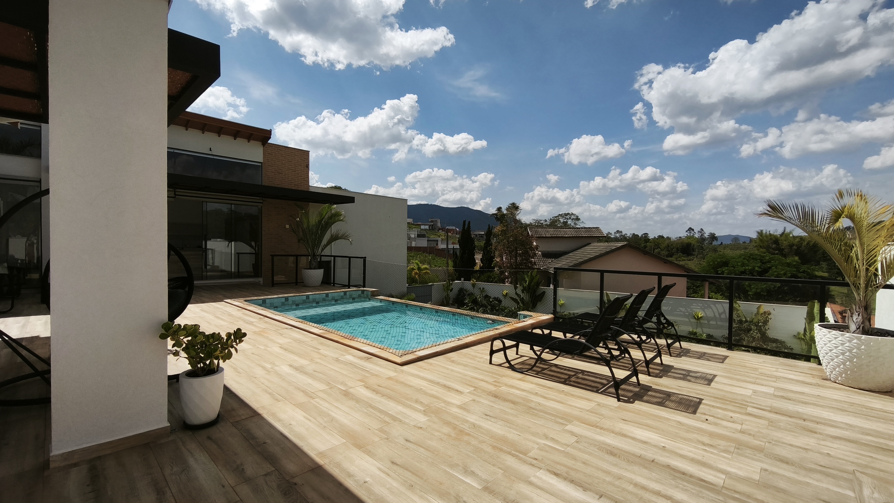 OPORTUNIDADE ÚNICA - Excelente Casa no Circuito das Águas Paulista - Águas de Lindóia - Condomínio Fechado