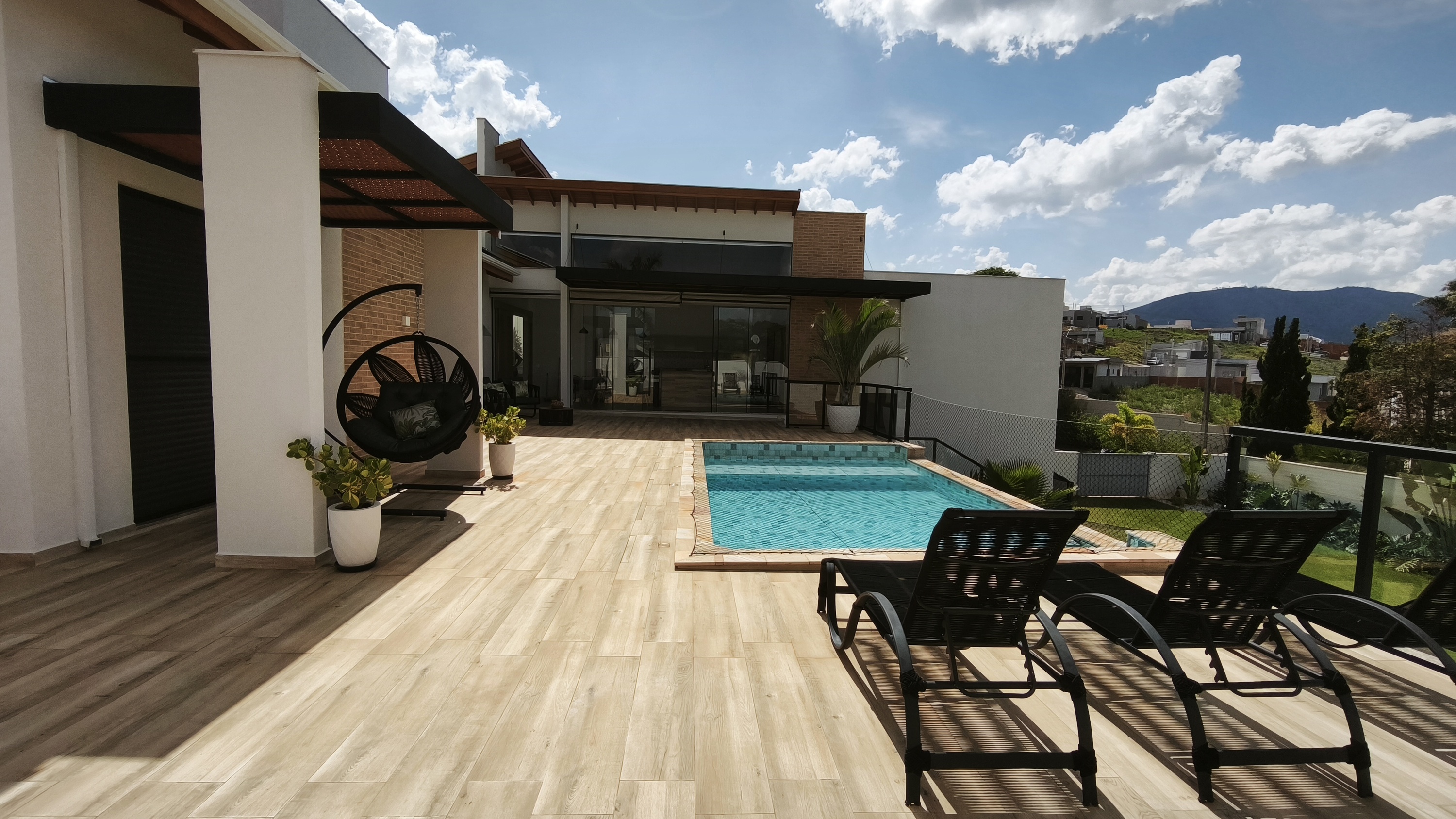 OPORTUNIDADE ÚNICA - Excelente Casa no Circuito das Águas Paulista - Águas de Lindóia - Condomínio Fechado