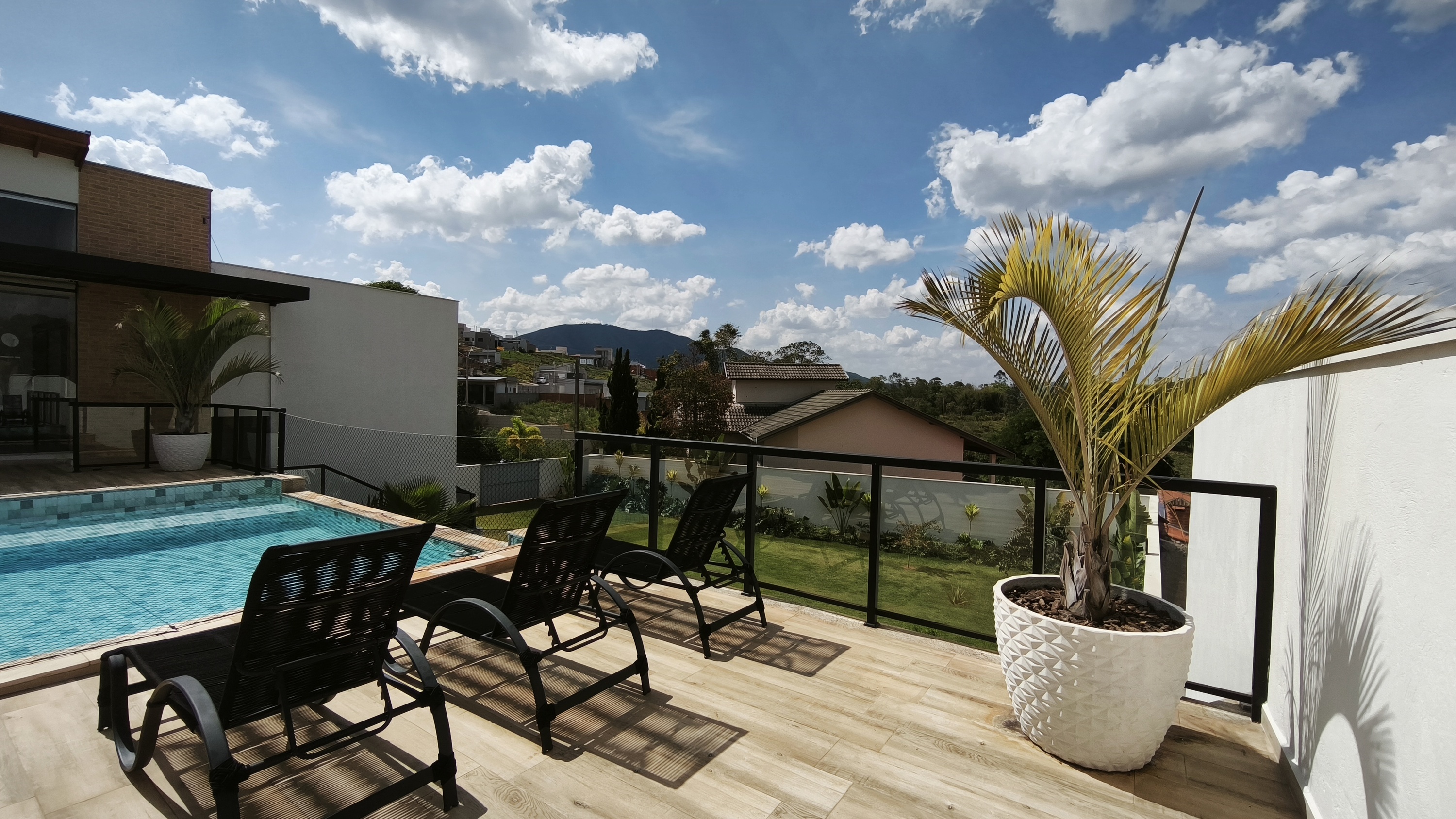 OPORTUNIDADE ÚNICA - Excelente Casa no Circuito das Águas Paulista - Águas de Lindóia - Condomínio Fechado