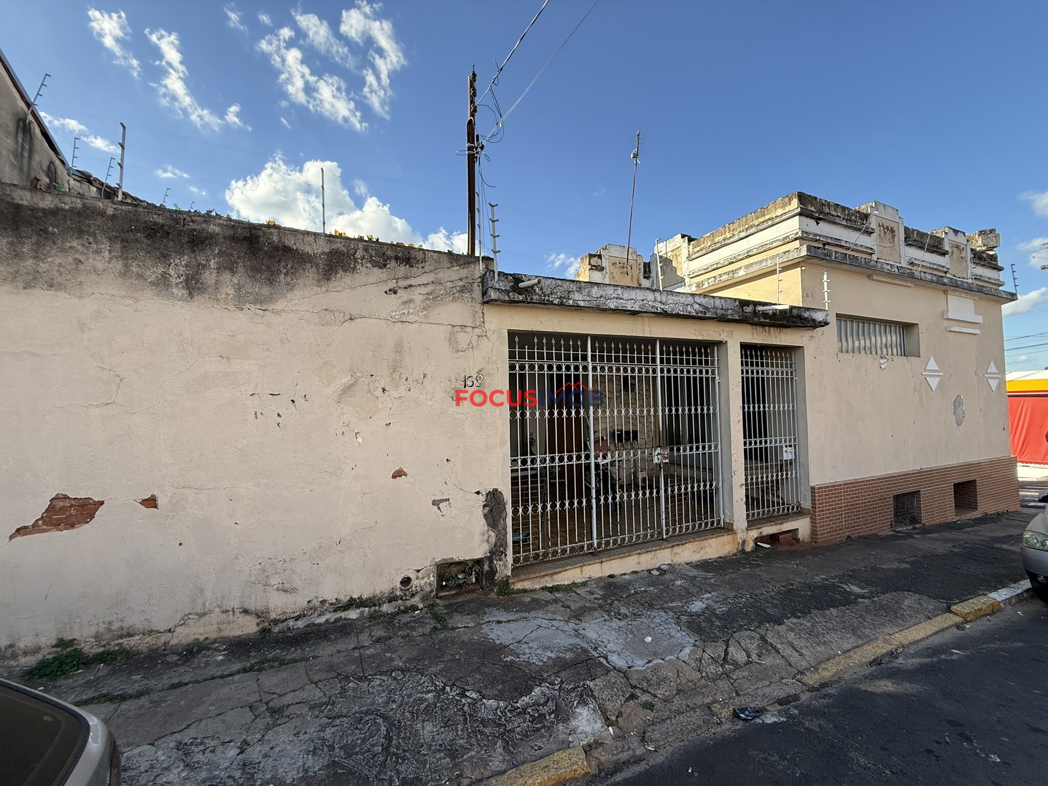 Prédio Comercial com Casa Assobradada à Venda – Itapira/SP