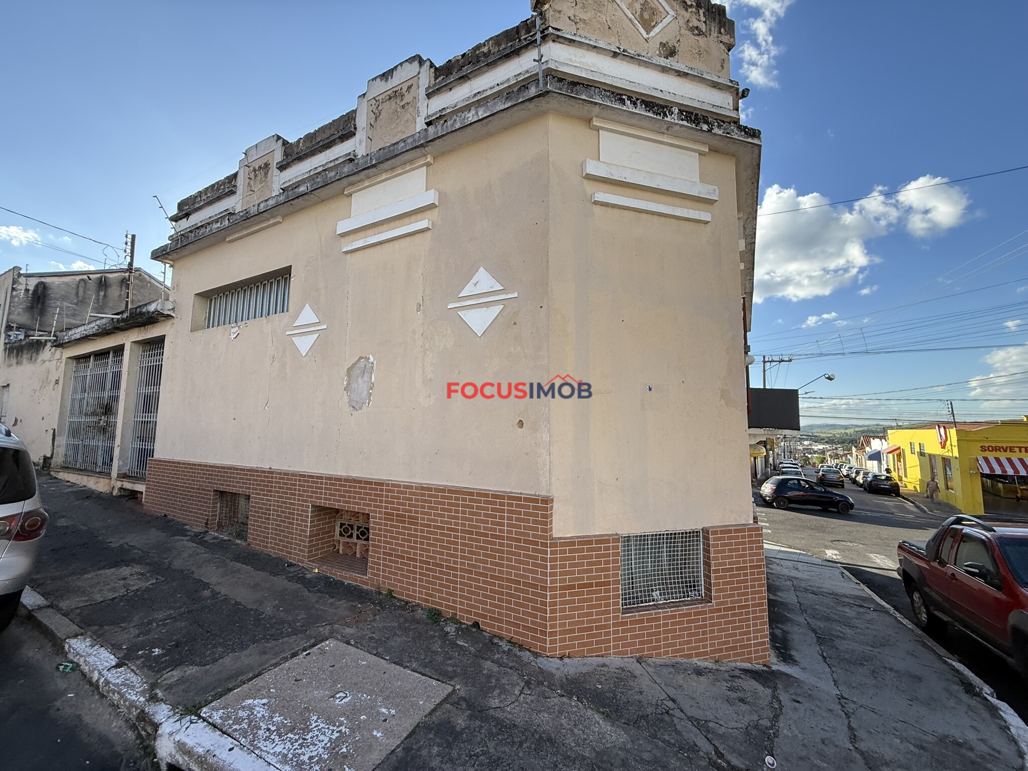 Prédio Comercial com Casa Assobradada à Venda – Itapira/SP
