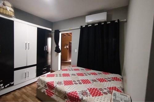 Casa com quadro dormitórios e ponto comercial