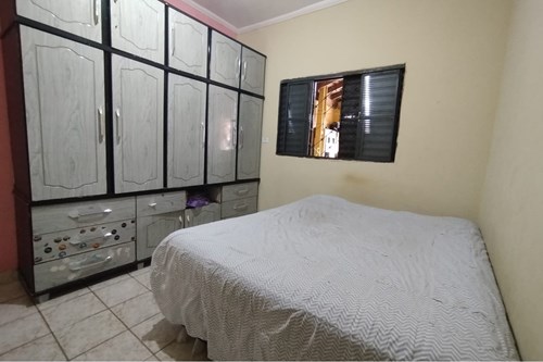Casa com quadro dormitórios e ponto comercial