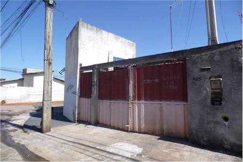 IMÓVEL DE ESQUINA COM TRÊS DORMITÓRIOS E PONTO COMERCIAL