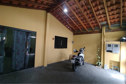 Casa com quadro dormitórios e ponto comercial