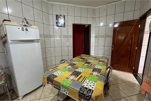 Casa de esquina com ponto comercial e garagem para caminhão