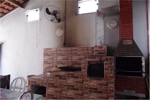 IMÓVEL DE ESQUINA COM TRÊS DORMITÓRIOS E PONTO COMERCIAL