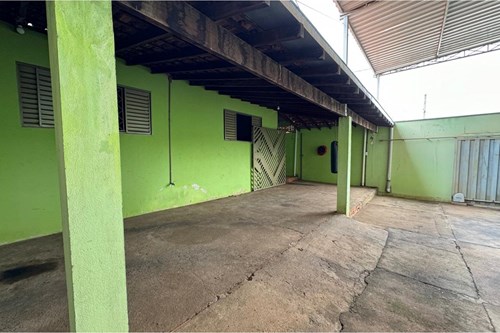 Casa de esquina com ponto comercial e garagem para caminhão