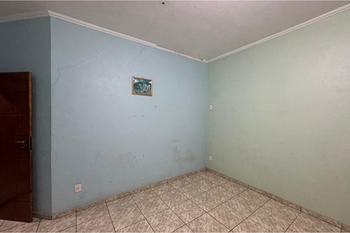 Casa de esquina com ponto comercial e garagem para caminhão