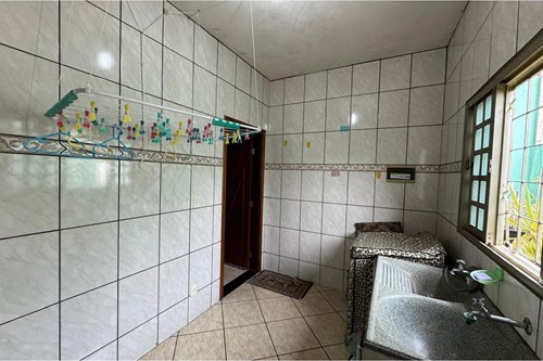 Casa de esquina com ponto comercial e garagem para caminhão