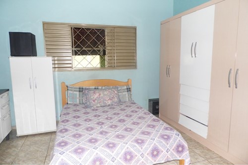 Casa de esquina com ponto comercial e garagem para caminhão