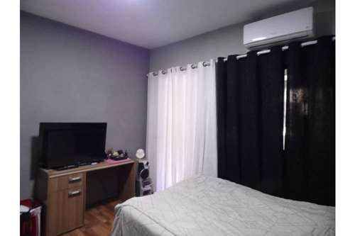 Casa com quadro dormitórios e ponto comercial