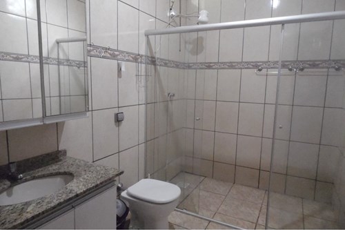 Casa de esquina com ponto comercial e garagem para caminhão