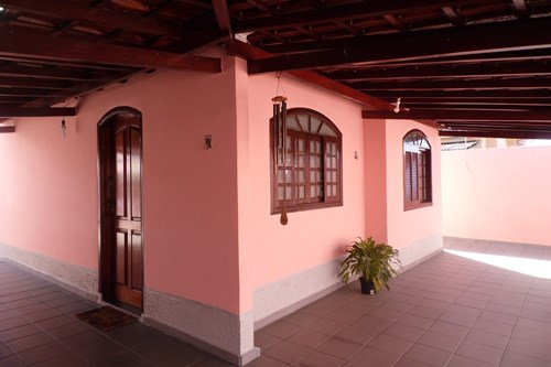 Casa três quartos e três banheiros no Zaniboni II