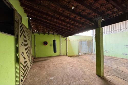 Casa de esquina com ponto comercial e garagem para caminhão