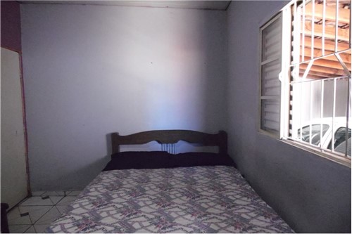 IMÓVEL DE ESQUINA COM TRÊS DORMITÓRIOS E PONTO COMERCIAL