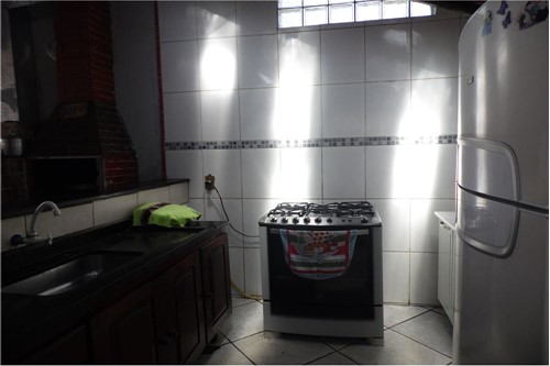 IMÓVEL DE ESQUINA COM TRÊS DORMITÓRIOS E PONTO COMERCIAL