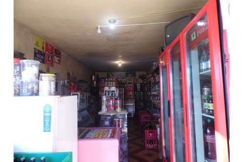 Casa com quadro dormitórios e ponto comercial