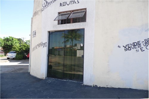 IMÓVEL DE ESQUINA COM TRÊS DORMITÓRIOS E PONTO COMERCIAL