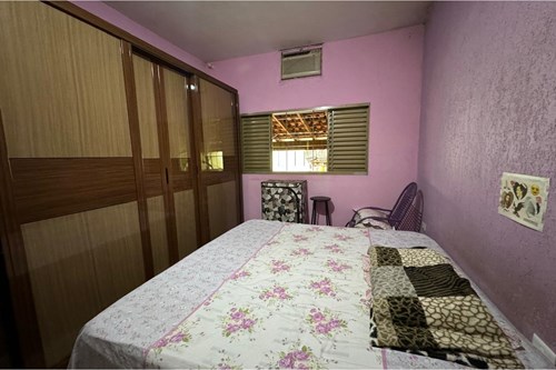 Casa de esquina com ponto comercial e garagem para caminhão