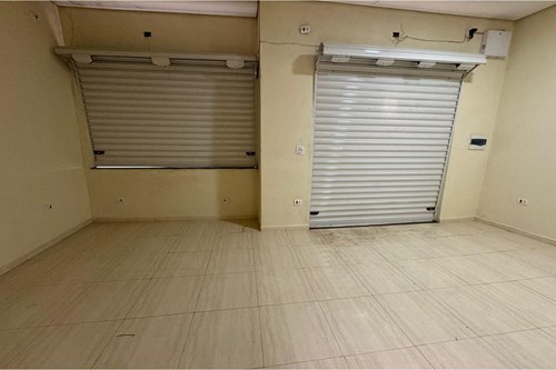 Casa de esquina com ponto comercial e garagem para caminhão