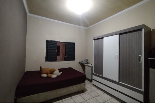 Casa com quadro dormitórios e ponto comercial