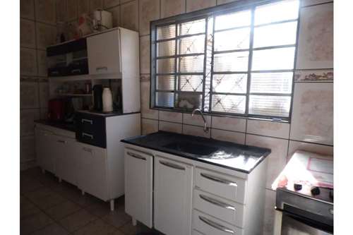 Casa com quadro dormitórios e ponto comercial