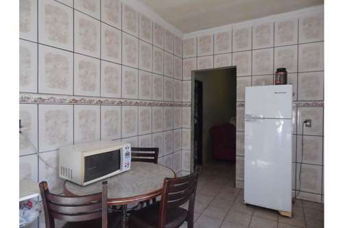Casa com quadro dormitórios e ponto comercial