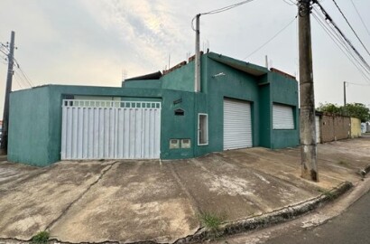 Casa de esquina com ponto comercial e garagem para caminhão