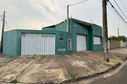 Casa de esquina com ponto comercial e garagem para caminhão