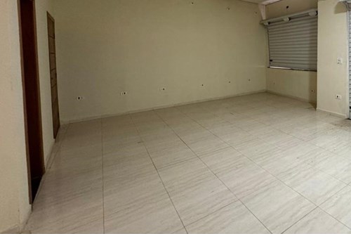 Casa de esquina com ponto comercial e garagem para caminhão