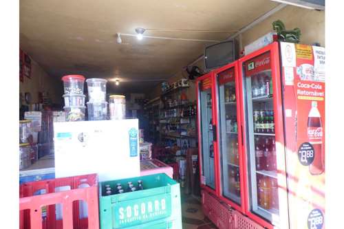 Casa com quadro dormitórios e ponto comercial