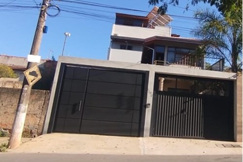 Sobrado com vista panorâmica e 4 dormitórios sendo duas suítes  no Jardim Itacolomy